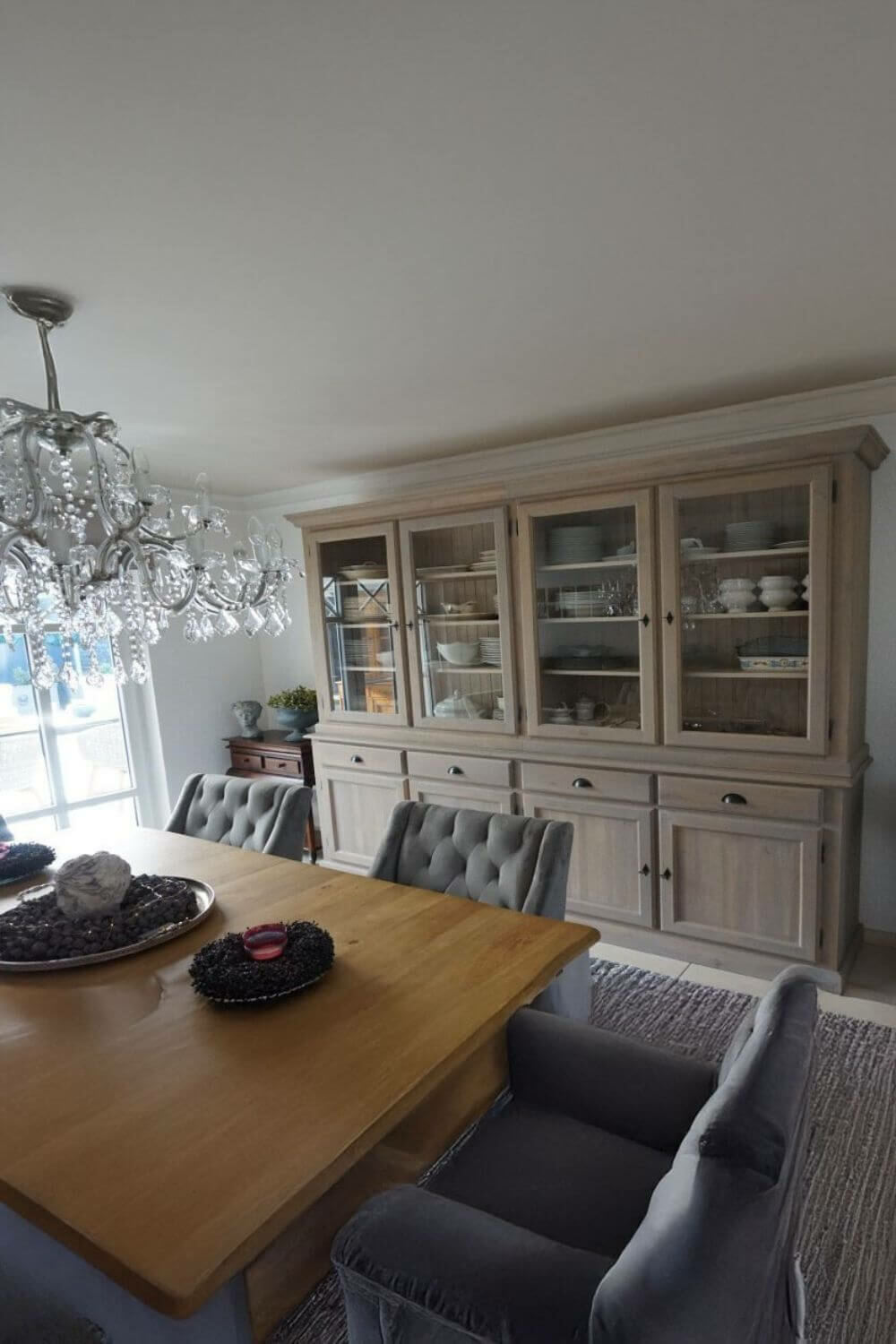 Esszimmerstühle und Bänke aus Massivholz im Landhausstil