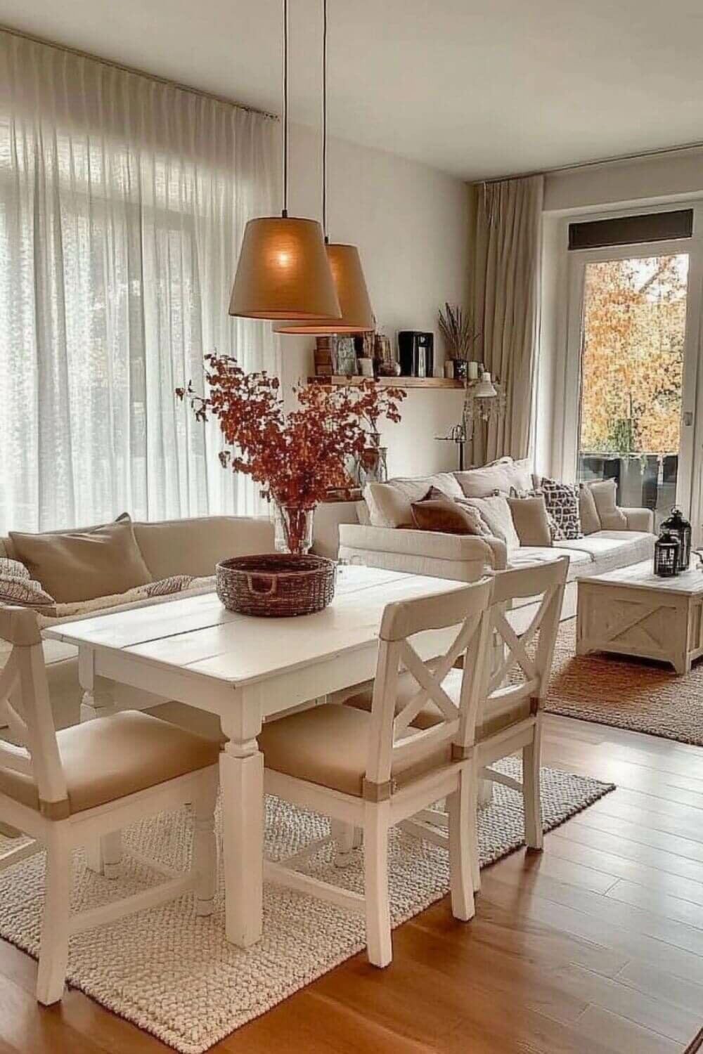 Maßgefertigtes Esszimmer im Landhausstil mit Eckbank