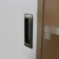 TV-Wand mit Schiebetüren im Landhausstil