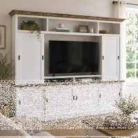 TV-Wand mit Schiebetüren im Landhausstil