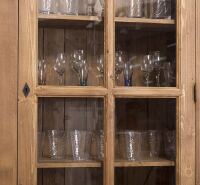 Schmale Buffet-Vitrine Landhausstil lackiert