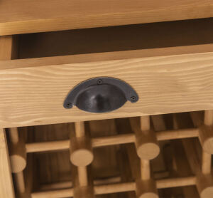 Schmales Weinregal im Landhausstil gewachst