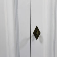 Weißer Regalschrank mit Türen im Landhausstil