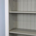 Landhaus-Bücherregal mit Türen, weiß-grau