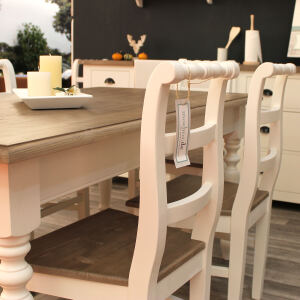 Landhausstil Holzstuhl weiß mit braunem Sitz