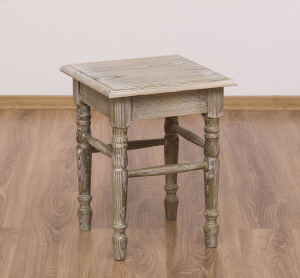 Rustikaler Hocker