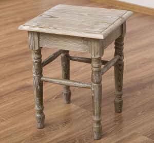 Rustikaler Hocker
