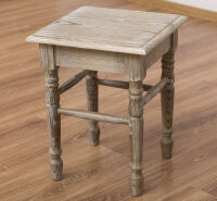 Rustikaler Hocker