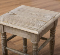 Rustikaler Hocker
