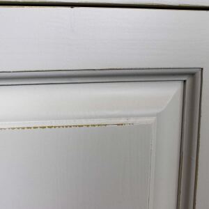 Wohnschrank im Landhausstil shabby chic altweiß