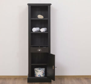 Schwarzer Hochschrank im Landhausstil