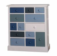 Blaue Schubladenkommode im Landhausstil