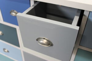 Bunte Apothekerkommode im Landhausstil