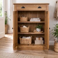 Braunes Vertiko im Landhauslook