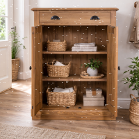 Braunes Vertiko im Landhauslook