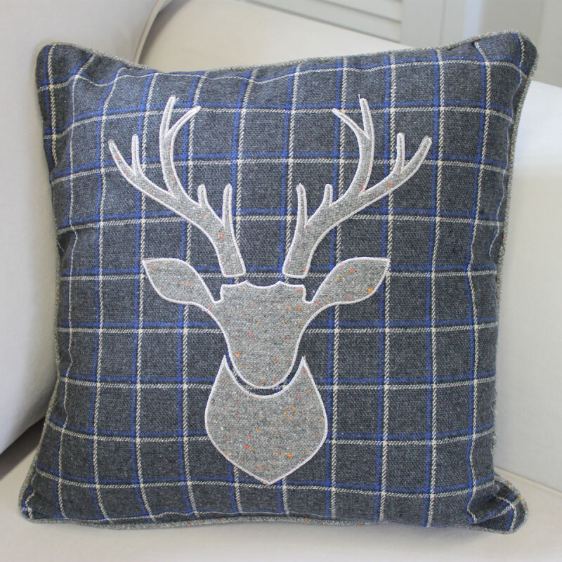 Kariertes Kissen im Landhausstil mit Hirsch 45x45 cm