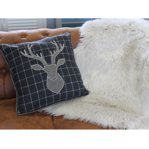 Kariertes Kissen im Landhausstil mit Hirsch 45x45 cm