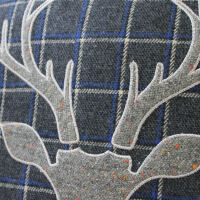Kariertes Kissen im Landhausstil mit Hirsch 45x45 cm