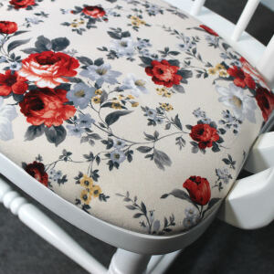 Weißer Schaukelstuhl mit großer Sitzfläche, Blümchen Design