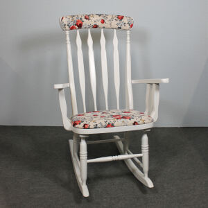 Weißer Schaukelstuhl mit großer Sitzfläche, Blümchen Design