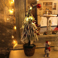 Kleiner Weihnachtsbaum, geschmückt und beleuchtet