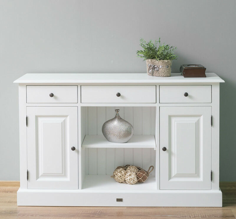 Weißes Sideboard im Landhausstil