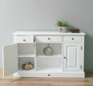 Weißes Sideboard im Landhausstil