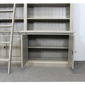 Massivholz Bücherwand im Landhausstil mit Leiter braungrau