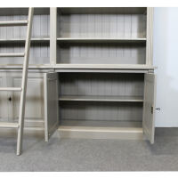 Massivholz Bücherwand im Landhausstil mit Leiter braungrau