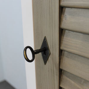 Schmaler Garderobenschrank mit Lamellentür