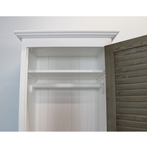 Schmaler Garderobenschrank mit Lamellentür