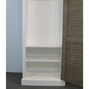 Schmaler Garderobenschrank mit Lamellentür