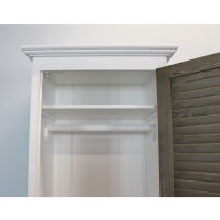Schmaler Garderobenschrank mit Lamellentür