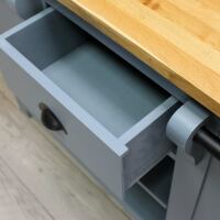 Landhaus Kücheninsel fehgrau mit Eichenplatte