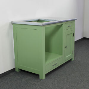 Grüner Backofenschrank mit Schublade im Landhausstil