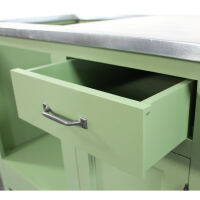 Grüner Backofenschrank mit Schublade im Landhausstil