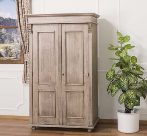 Rustikaler Kleiderschrank Massivholz im Landhausstil, graubraun