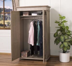 Rustikaler Kleiderschrank Massivholz im Landhausstil, graubraun