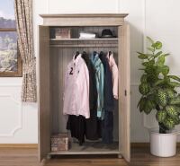 Rustikaler Kleiderschrank Massivholz im Landhausstil, graubraun