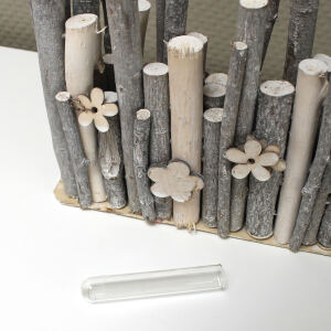 Holzkasten mit Vasenhalter