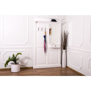 Weiße Garderobe mit Spiegel im Landhausstil