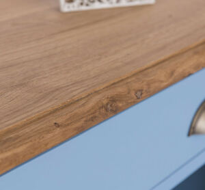 Blaue Kommode im Landhausstil mit Eichenplatte