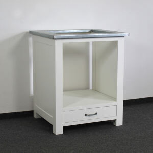 Weißer Backofenschrank mit Schublade im Landhausstil
