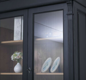 Schwarzer Vitrinenschrank im Landhausstil