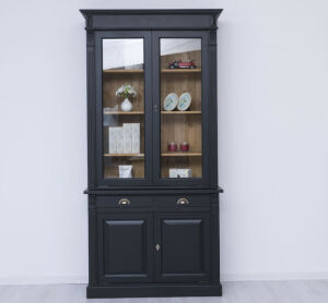 Schwarzer Vitrinenschrank im Landhausstil