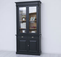 Schwarzer Vitrinenschrank im Landhausstil