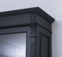 Schwarzer Vitrinenschrank im Landhausstil