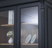 Schwarzer Vitrinenschrank im Landhausstil