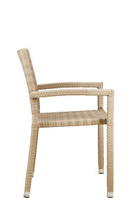 Robuster Gartenstuhl geflochten mit Armlehne hellbeige