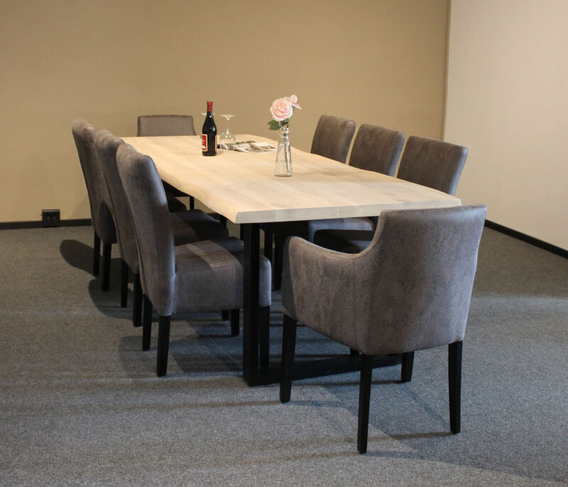 Baumkantentisch White Wash 240x100 mit 8 Stühlen